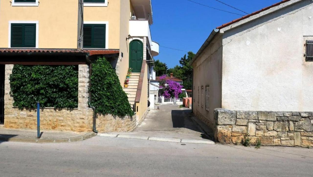 Holiday Home Zora: Family Retreat Near Kamenjak Nature Park Premantura Exterior photo